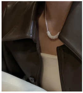 Gros plan du collier en argent sterling S925 avec pendentif en zircon sur un mannequin