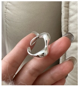 Detail eines S925 Sterling Silber Wellenrings mit polierter Metallstruktur und offenem Design