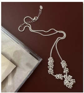 Gros plan du collier en argent sterling S925 avec grappes de perles et fermoir mousqueton
