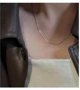 Dettaglio della collana a catena serpente in argento 925 minimalista sul collo