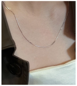 Dettaglio della collana a catena serpente minimalista in argento 925 al collo