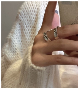 Close-up of S925 sterling silver double-layered curved ring worn on finger