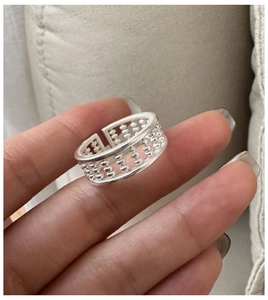 Dettaglio di un anello a pallottoliere regolabile in argento sterling S925 con perle