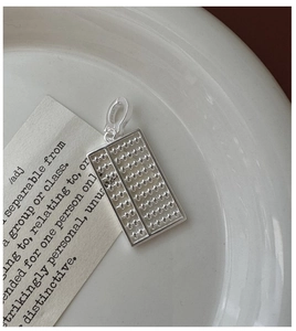 Macro d'un pendentif boulier en argent S925 avec perles détaillées et poinçon