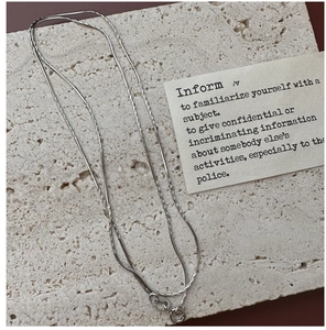 Dettaglio della trama della catena serpente in argento 925 e chiusura con punzonatura