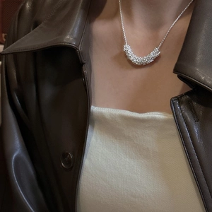 Collier en argent S925 en forme de U avec zircone sur mannequin en tenue chic