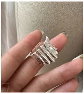 Vue rapprochée de la bague en argent sterling S925 avec texture ondulée et fini poli