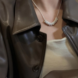 Collier en argent sterling S925 avec pendentif incurvé texturé porté par un mannequin