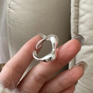 Minimalistischer S925 Sterlingsilber Ring mit Wellentextur und polierter Oberfläche