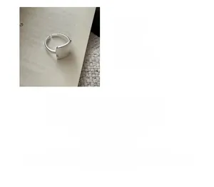 Détail de la bague carrée en argent sterling S925 mat avec finition plaquée minimaliste