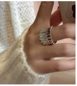 Vue détaillée de la bague en argent sterling S925 avec texture froissée irrégulière