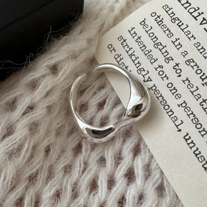 Minimalistischer S925 Silberring mit organischer Wellentextur und verstellbarer Öffnung