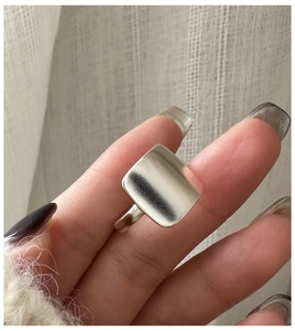 Détail d'une bague carrée mate en argent sterling S925 montrant la texture du métal brossé
