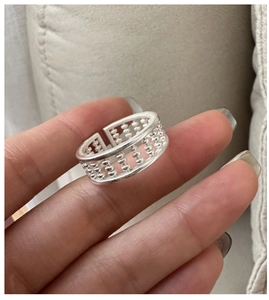 Dettaglio macro dell'anello abaco in argento S925 con perline mobili sulla fascia