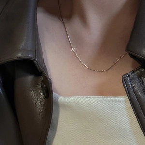 Collana minimalista a catena di serpente in argento 925 oro rosa sul collo della modella