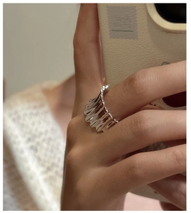 Selfie miroir montrant la texture ondulée et le design liquide de la bague en argent S925