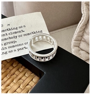Dettaglio di un anello abaco regolabile in argento sterling S925 con perline mobili