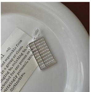 Vue macro détaillée du pendentif boulier en argent sterling S925 avec finition vintage