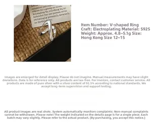 Détail macro de la bague en argent sterling S925 en V montrant texture et poids