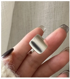 Détail d'une bague carrée mate en argent sterling S925 avec une finition brossée sobre