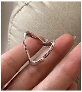 Gros plan détaillé montrant le poinçon S925 sur l'anneau intérieur de la bague en V en argent