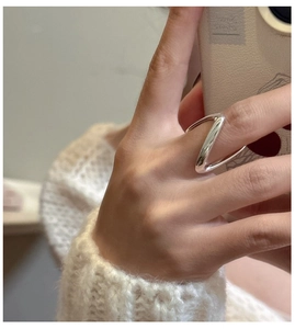 Selfie miroir montrant la bague en V minimaliste en argent sterling S925 à l'index