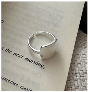 Gros plan d'une bague carrée mate en argent S925 au design minimaliste et chic