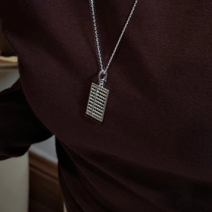 Collier avec pendentif abaque en argent sterling S925 style vintage sur fond marron foncé