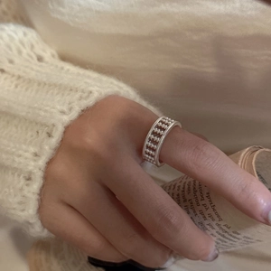 Anello abaco vintage in argento S925 con perle mobili indossato al dito per donna