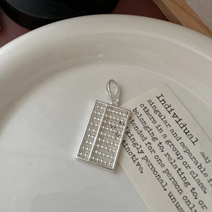 Pendentif abaque minimaliste en argent S925 style rétro sur un plateau blanc