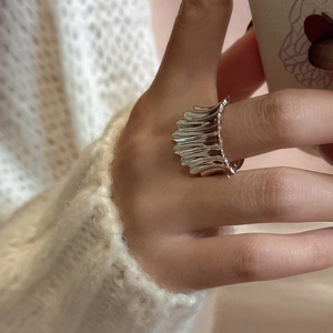Bague en argent à texture ondulée irrégulière avec esthétique minimaliste et polie