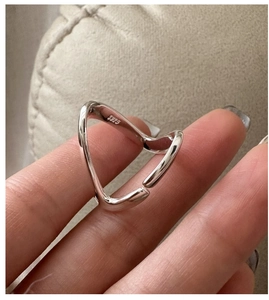 Vue macro d'une bague en V en argent sterling S925 montrant le poinçon et le fini poli