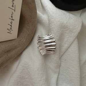 Bague en argent sterling S925 minimaliste avec texture ondulée et design plissé