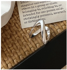 Gros plan sur la bague en V en argent sterling S925 avec finition miroir polie
