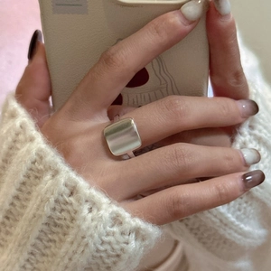 Bague carrée mate en argent sterling S925 minimaliste portée avec pull en maille