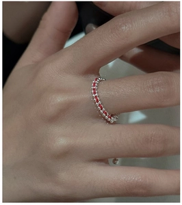 Dettaglio anello minimalista in argento S925 con perline e cordoncino rosso al dito