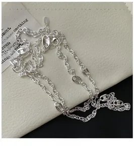 Gros plan du collier nez de porc en argent 925 montrant le fermoir mousqueton avec poinçon