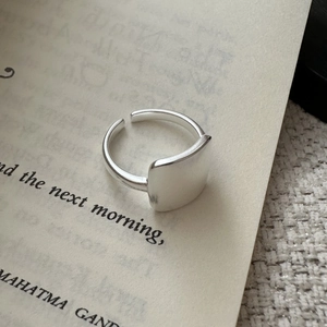 Bague carrée minimaliste en argent S925 avec une bande ouverte ajustable et fini mat