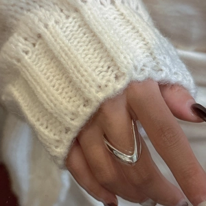 Bague en V minimaliste en argent sterling S925 avec finition miroir polie sur modèle