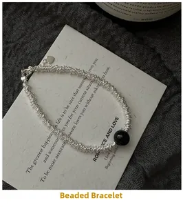 Détail du bracelet perlé en argent S925 avec onyx noir et breloque en forme de cœur