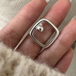 Orecchini geometrici quadrati in argento sterling S925 con piccola perla metallica centrale