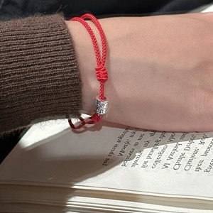 Bracelet minimaliste en corde rouge avec pendentif cylindre en argent S925 martelé