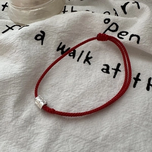 Bracelet en corde rouge argent S925 fait main avec cylindre en métal martelé