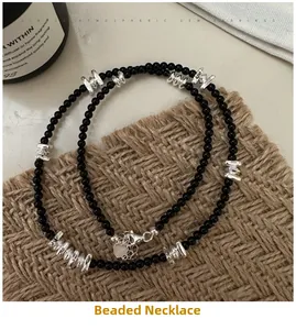 Détail du fermoir en argent S925 sur collier de perles en agate noire et pièces argentées