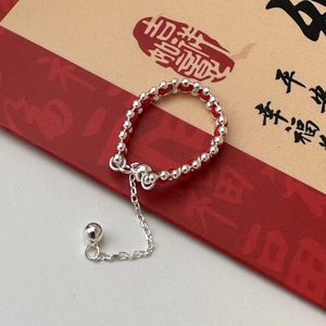 Anello minimalista in argento sterling S925 con cordino rosso e perline d'argento lucide