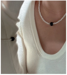 Détail du parure de bijoux en argent S925 avec perles d'onyx noires sur bracelet
