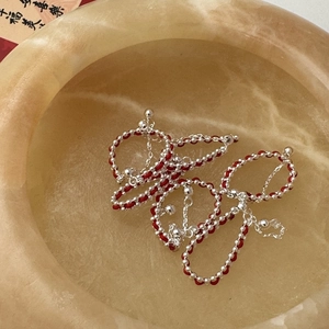 Bracciale artigianale a filo rosso con perline e ciondolo in argento S925