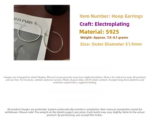 Vue détaillée de créoles en argent sterling 925 sur magazine avec diamètre de 51,9 mm