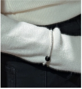 Détail du bracelet en argent sterling S925 avec perle d'onyx noire porté au poignet