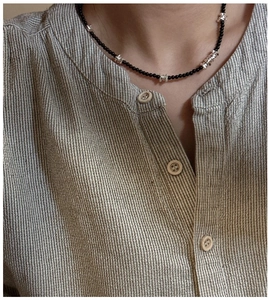 Collier en argent S925 avec perles d'agate noire et pièces argentées sur modèle